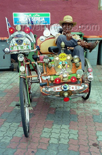 mal36: Malaysia - Malacca: rickshaw with the pilot resting  (photo by J.Kaman) - (c) Travel-Images.com - Stock Photography agency - Image Bank