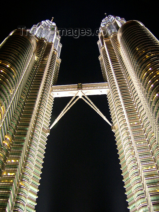 mal488: Malaysia - Kuala Lumpur: the Petronas towers - nocturnal - designed by Argentine architect César Pelli - photo by Ben Jackson - (c) Travel-Images.com - Stock Photography agency - Image Bank