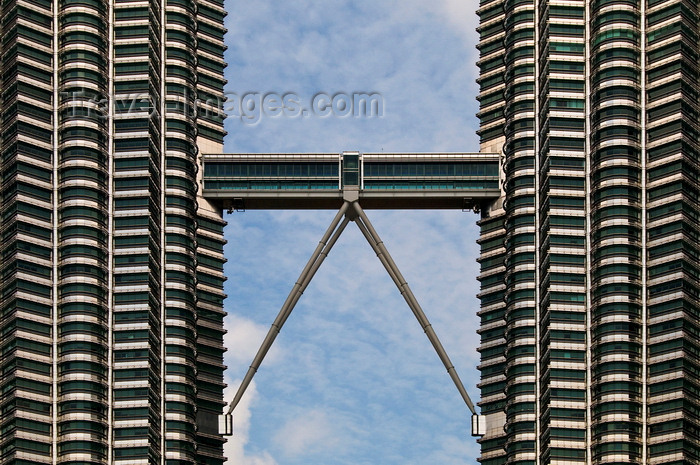 mal493: Kuala Lumpur, Malaysia: sky bridge between the Petronas Towers - structural engineer Thornton Tomasetti - photo by J.Pemberton - (c) Travel-Images.com - Stock Photography agency - Image Bank