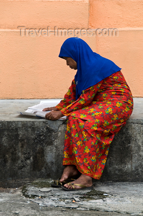 mal503: Kuala Lumpur, Malaysia: Malay Muslim woman reading a newspaper - photo by J.Pemberton - (c) Travel-Images.com - Stock Photography agency - Image Bank