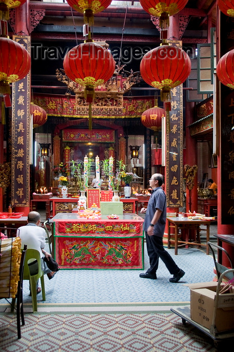 mal507: Kuala Lumpur, Malaysia: courtyard of Sze Ya Temple - altar and Chinese lanterns - photo by J.Pemberton - (c) Travel-Images.com - Stock Photography agency - Image Bank