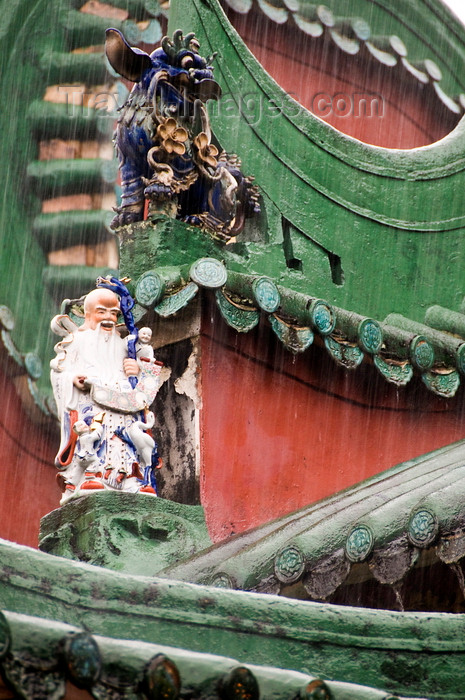 mal515: Kuala Lumpur, Malaysia: roof detail from Chan She Shu Yuen Temple in rain - Jalan Petaling, Chinatown - photo by J.Pemberton - (c) Travel-Images.com - Stock Photography agency - Image Bank