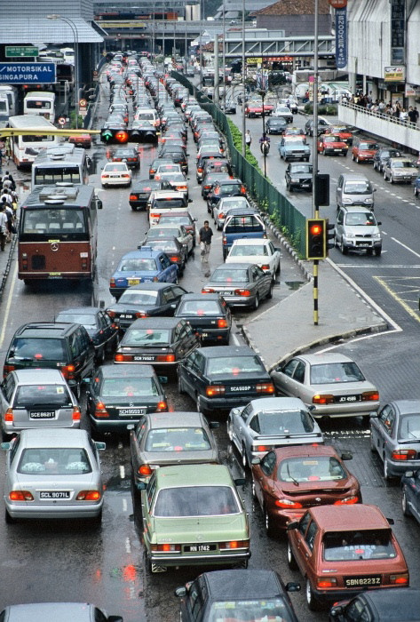 mal54: Malaysia - Johor Baharu: queuing at the Singapore causeway - border (photo by S.Lovegrove) - (c) Travel-Images.com - Stock Photography agency - Image Bank