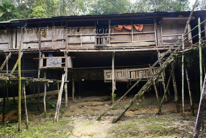 mal549: Skandis, Lubok Antu District, Sarawak, Borneo, Malaysia: Iban longhouse - Dayaks - photo by A.Ferrari - (c) Travel-Images.com - Stock Photography agency - Image Bank