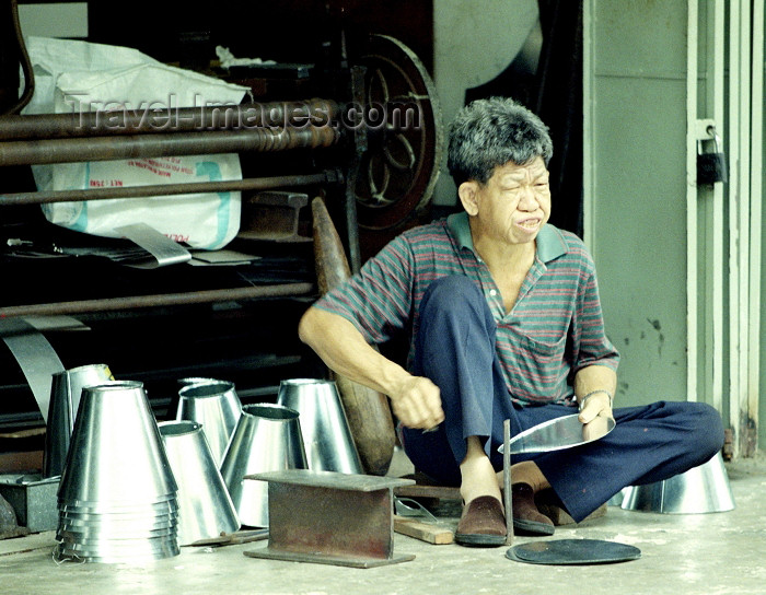 mal55: Malaysia - Sarawak - Kuching (Borneo): a Chinese tradesman makes sheetmetal objects on the street (photo by Rod Eime) - (c) Travel-Images.com - Stock Photography agency - Image Bank