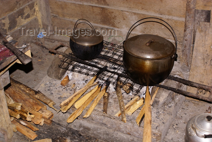 mal556: Skandis, Lubok Antu District, Sarawak, Borneo, Malaysia: primitive kitchen, inside the Iban longhouse - photo by A.Ferrari - (c) Travel-Images.com - Stock Photography agency - Image Bank