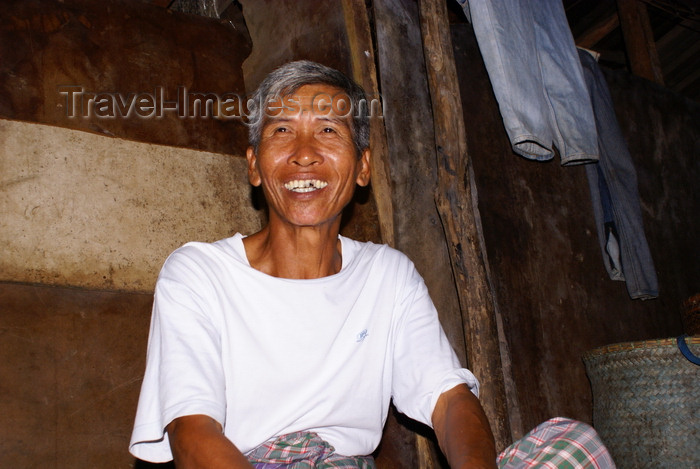 mal558: Skandis, Lubok Antu District, Sarawak, Borneo, Malaysia: Happy Iban man, inside the longhouse - Dayak people - photo by A.Ferrari - (c) Travel-Images.com - Stock Photography agency - Image Bank