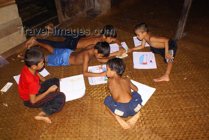 mal559: Skandis, Lubok Antu District, Sarawak, Borneo, Malaysia: drawing sessions for the kids of the Iban longhouse - Dayaks - photo by A.Ferrari - (c) Travel-Images.com - Stock Photography agency - Image Bank
