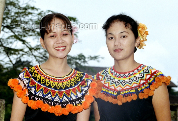 mal56: Malaysia - Sarawak Cultural Village - Borneo: Women in traditional Iban (Dayak / Dajak) costume (photo by Rod Eime) - (c) Travel-Images.com - Stock Photography agency - Image Bank