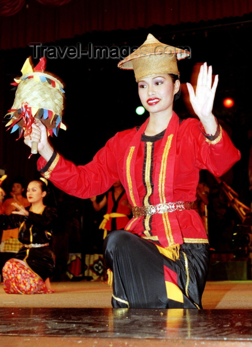 mal57: Malaysia - Sarawak: traditional Bidayuh (Dayak) dancer (photo by Rod Eime) - (c) Travel-Images.com - Stock Photography agency - Image Bank