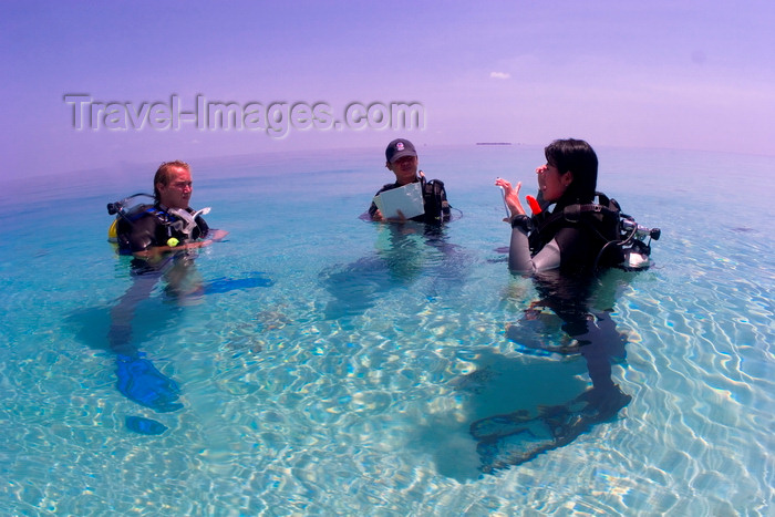 mal597: Pulau Mabul, Sabah, Borneo, Malaysia: dive instructor teaching PADI course in the shallow waters of the Celebes Sea - photo by S.Egeberg - (c) Travel-Images.com - Stock Photography agency - Image Bank