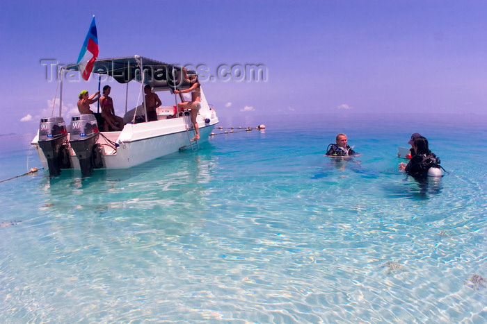 mal599: Pulau Mabul, Sabah, Borneo, Malaysia: divers leaving diveboat in the shallow clear water of the Celebes Sea - photo by S.Egeberg - (c) Travel-Images.com - Stock Photography agency - Image Bank