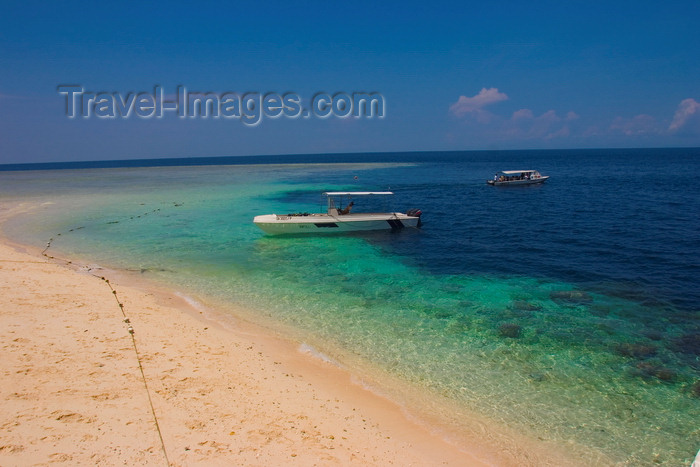 mal605: Sipadan Island, Sabah, Borneo, Malaysia: diveboat moored on the white sandy beach - photo by S.Egeberg - (c) Travel-Images.com - Stock Photography agency - Image Bank