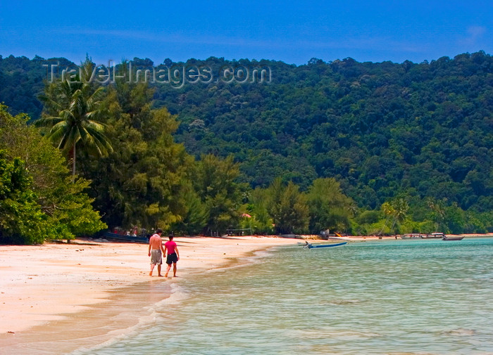 mal616: Perhentian Island, Terengganu, Malaysia: Flora Bay - two people walking on white sandy beach - photo by S.Egeberg - (c) Travel-Images.com - Stock Photography agency - Image Bank