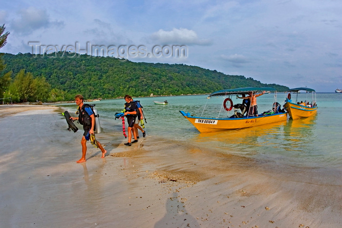 mal618: Perhentian Island, Terengganu, Malaysia: Flora Bay - yellow dive boat and divers leaving - photo by S.Egeberg - (c) Travel-Images.com - Stock Photography agency - Image Bank