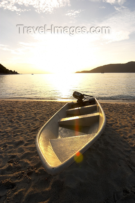 mal68: Malaysia - Pulau Perhentian / Perhentian Island: boat on a deserted beach (photo by Jez Tryner) - (c) Travel-Images.com - Stock Photography agency - Image Bank