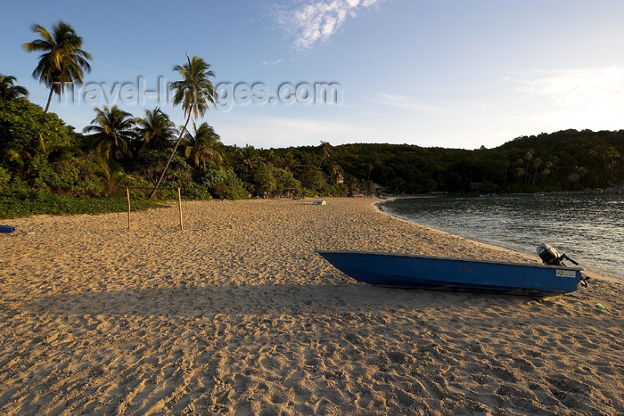 mal72: Malaysia - Pulau Perhentian / Perhentian Island: boat on the beach (photo by Jez Tryner) - (c) Travel-Images.com - Stock Photography agency - Image Bank