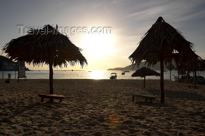 mal76: Malaysia - Pulau Perhentian / Perhentian Island: umbrellas (photo by Jez Tryner) - (c) Travel-Images.com - Stock Photography agency - Image Bank