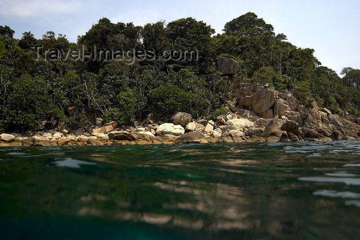 mal79: Malaysia - Pulau Perhentian / Perhentian Island: coast and the waterline (photo by Jez Tryner) - (c) Travel-Images.com - Stock Photography agency - Image Bank