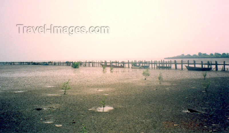 mal8: Malaysia - Malacca: low tide on the strait ( Malaca / Melaka ) - Selat Melaka (photo by M.Torres) - (c) Travel-Images.com - Stock Photography agency - Image Bank