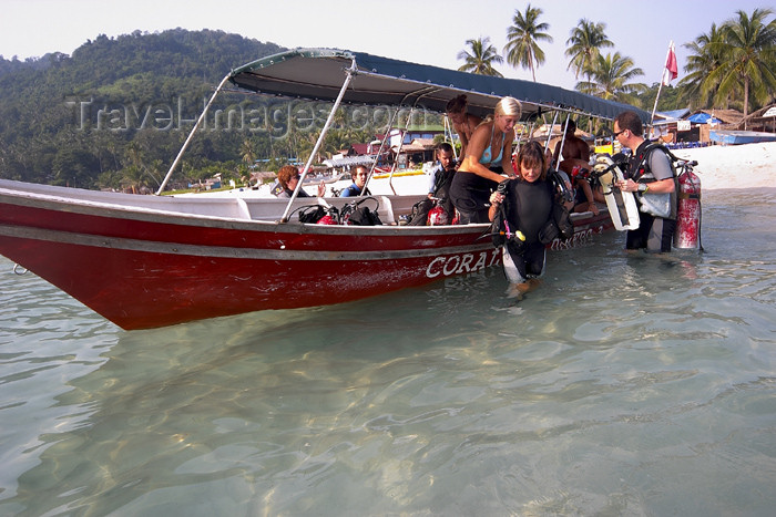 mal80: Malaysia - Pulau Perhentian / Perhentian Island: divers coach the tourists (photo by Jez Tryner) - (c) Travel-Images.com - Stock Photography agency - Image Bank