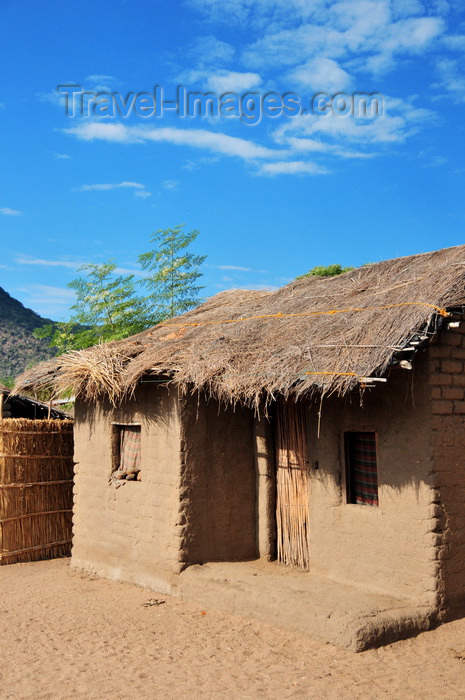 malawi102: Cape Maclear / Chembe, Malawi: mud brick house with thatched roof - built on the beach sand - photo by M.Torres - (c) Travel-Images.com - Stock Photography agency - Image Bank