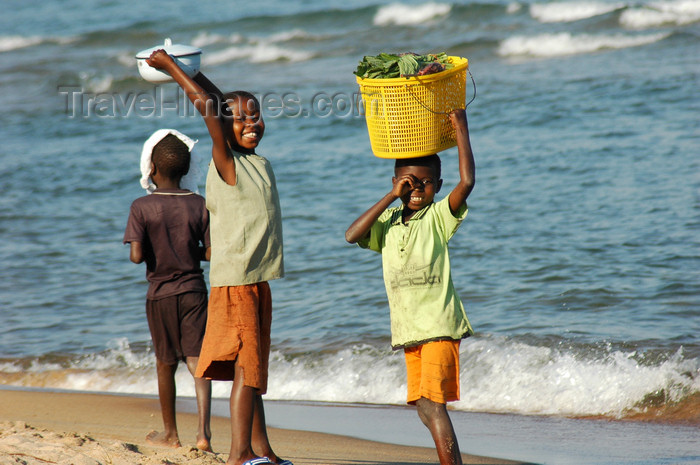 malawi11: Kandy Bay, Lake Nyasa, Malawi: children - photo by D.Davie - (c) Travel-Images.com - Stock Photography agency - Image Bank