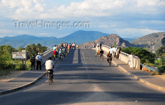 malawi113: Mangochi, Malawi: people cross the Bakili Muluzi bridge, named after the President of Malawi from 1994 to 2004 - former Fort Johnston - photo by M.Torres - (c) Travel-Images.com - Stock Photography agency - Image Bank