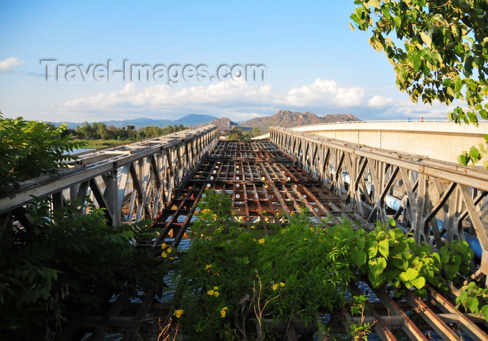 malawi117: Mangochi, Malawi: remains of the old truss bridge over the River Shire, now taken over by vegetation - photo by M.Torres - (c) Travel-Images.com - Stock Photography agency - Image Bank