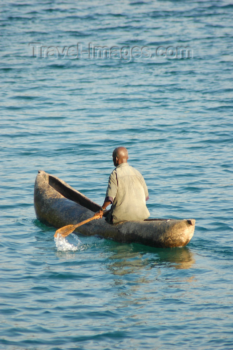 malawi15 Lake Nyasa Malawi dugout canoe photo by DDavie