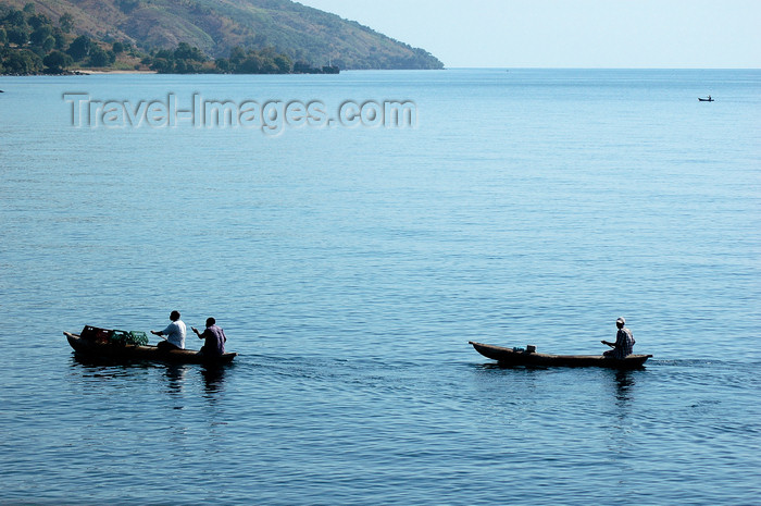 malawi29: Lake Nyasa, Malawi: two canoes - photo by D.Davie - (c) Travel-Images.com - Stock Photography agency - Image Bank