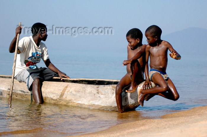 malawi4: Kandy Bay, Lake Nyasa, Malawi: children on a canoe - photo by D.Davie - (c) Travel-Images.com - Stock Photography agency - Image Bank