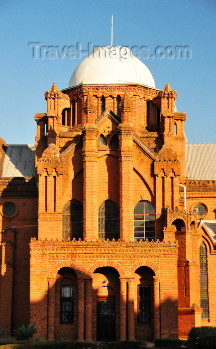 malawi42: Blantyre, Malawi: St Michael and All Angels Church - dome and transept - side view - built by Scottish Missionaries from 1888 to 1891 - photo by M.Torres - (c) Travel-Images.com - Stock Photography agency - Image Bank