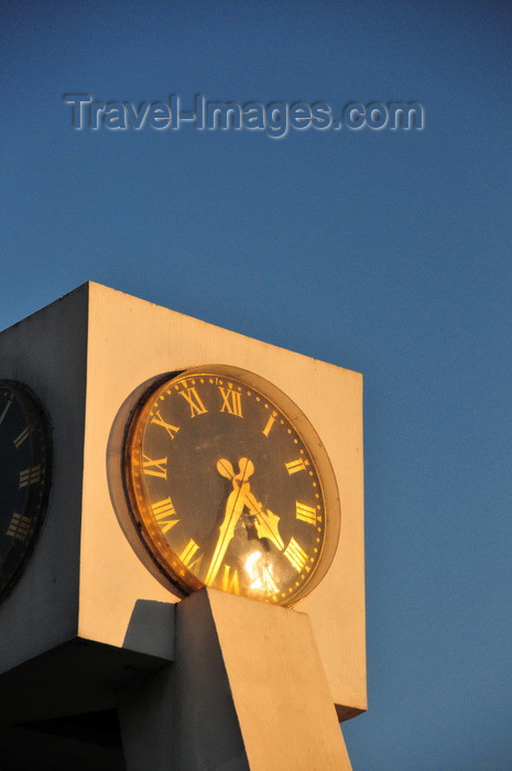 malawi48: Blantyre, Malawi: cubic clock - roundabout where Chilemba road meets Masauk Chipembere Highway - photo by M.Torres - (c) Travel-Images.com - Stock Photography agency - Image Bank
