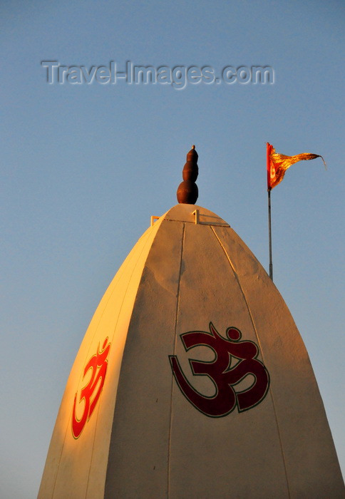 malawi49: Blantyre, Malawi: Shree Satyanarayan Temple, Mandir - 'Om' in the gopuram - Sanskrit 'aum' sound - Devanagari script - Glynn Jones Road - photo by M.Torres - (c) Travel-Images.com - Stock Photography agency - Image Bank