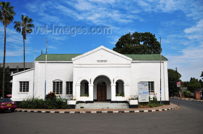 malawi54: Blantyre, Malawi: Old Town Hall, Victoria Hall - arches and whitewashed facade - Victoria Avenue - photo by M.Torres - (c) Travel-Images.com - Stock Photography agency - Image Bank