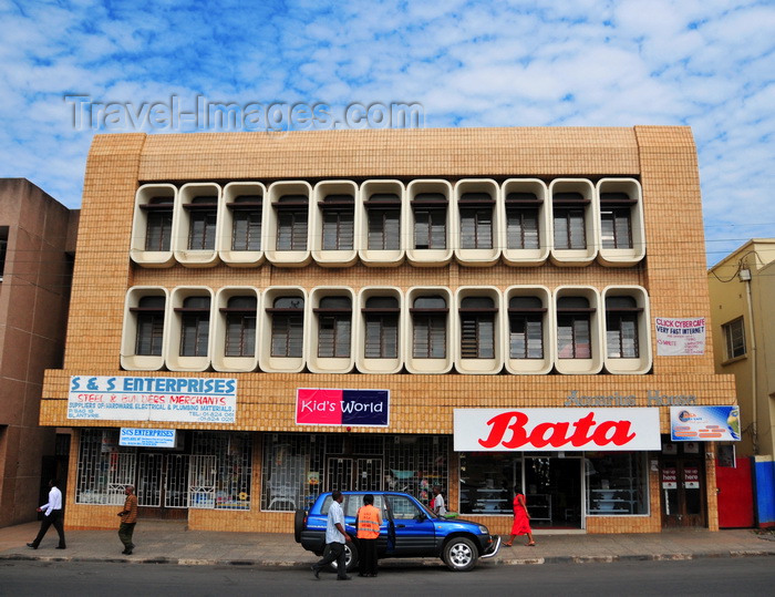 malawi57: Blantyre, Malawi: Aquarius House - shops and offices - Bata sign - Haile Selassie Avenue - photo by M.Torres - (c) Travel-Images.com - Stock Photography agency - Image Bank