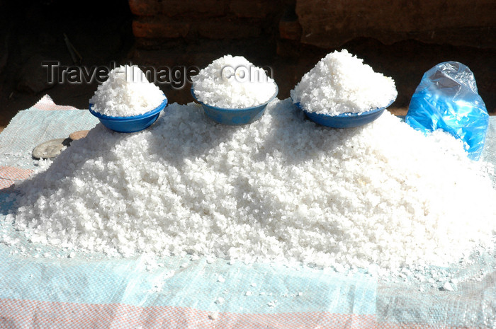 malawi6: Nkhoma, Lilongwe district, Central region, Malawi: salt for sale - photo by D.Davie - (c) Travel-Images.com - Stock Photography agency - Image Bank