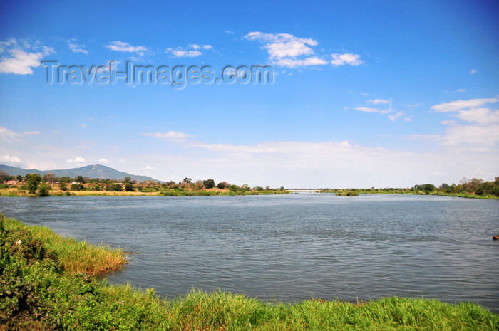 malawi71: Liwonde, Machinga District, Malawi: Shire River seen from the main road connecting Zomba to Lilongwe - photo by M.Torres - (c) Travel-Images.com - Stock Photography agency - Image Bank