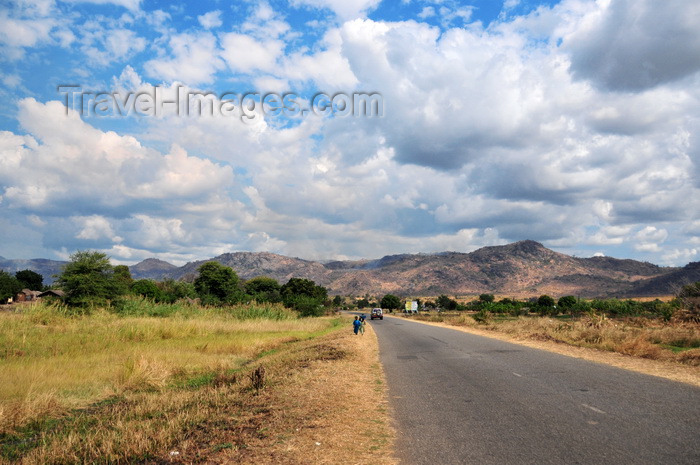 malawi73: Lake Malombe, Malawi: view along the road to Mangochi - photo by M.Torres - (c) Travel-Images.com - Stock Photography agency - Image Bank