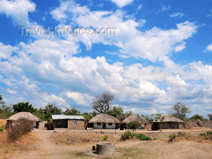 malawi75: Lake Malombe, Malawi: village houses near a water well - thatched and zinc roofs - photo by M.Torres - (c) Travel-Images.com - Stock Photography agency - Image Bank