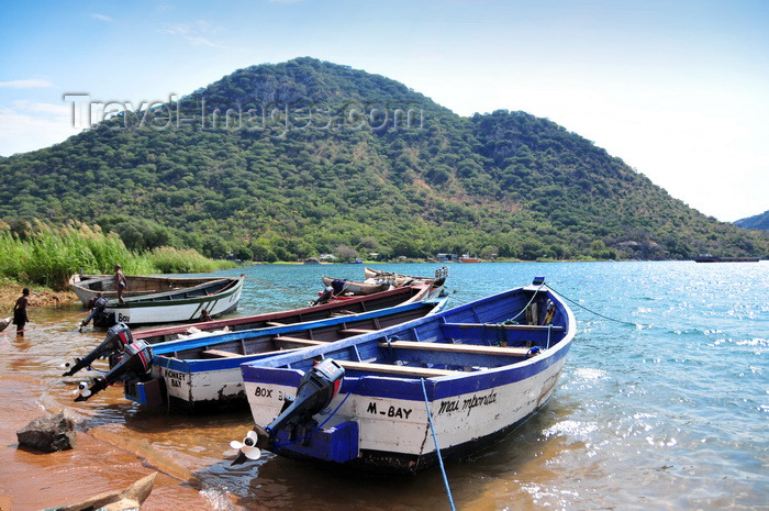 malawi77: Monkey Bay / Lusumbwe, Malawi: fishing boats with outboard engines, 'mai mponda' - Lake Malawi / Nyasa, Nankumba Peninsula - photo by M.Torres - (c) Travel-Images.com - Stock Photography agency - Image Bank