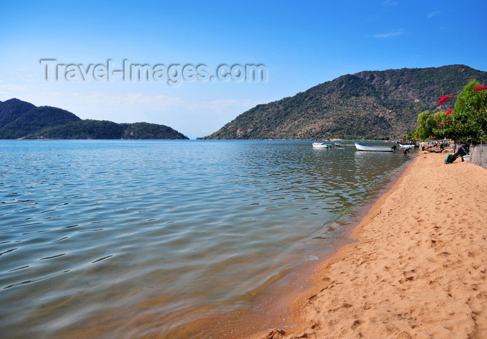 malawi80: Cape Maclear / Chembe, Malawi: quiet beach on Lake Nyasa / Lake Malawi - cape on the right, Domwe Island on the left - Nankumba Peninsula - photo by M.Torres - (c) Travel-Images.com - Stock Photography agency - Image Bank