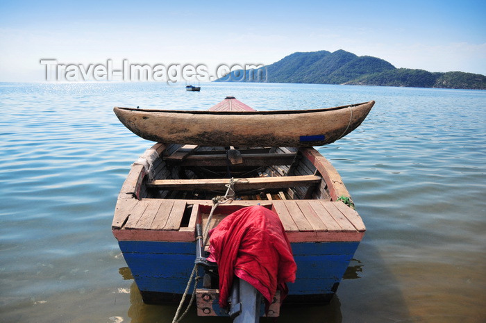 malawi81: Cape Maclear / Chembe, Malawi: wooden dugout canoe stacked across the gunnels of a fishing boat - Domwe Island in the background - Lake Malawi National Park, UNESCO World Heritage Site, Nankumba Peninsula - photo by M.Torres - (c) Travel-Images.com - Stock Photography agency - Image Bank