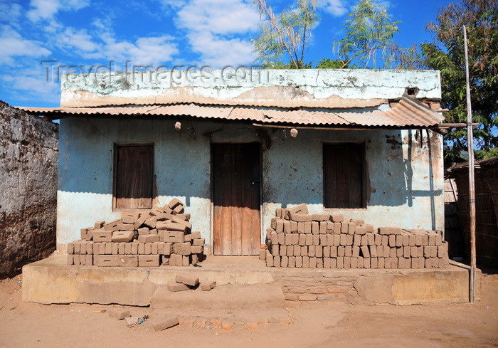 malawi85: Cape Maclear / Chembe, Malawi: house with piles of mud bricks under a zinc porch - Nankumba Peninsula - photo by M.Torres - (c) Travel-Images.com - Stock Photography agency - Image Bank