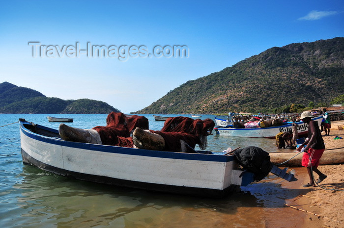 malawi89: Cape Maclear / Chembe, Malawi: boat carrying two hand carved pirogues is prepared for a night of fishing - wooden dugout canoes stacked across the gunnels - cape on the right, Domwe Island on the left - photo by M.Torres - (c) Travel-Images.com - Stock Photography agency - Image Bank