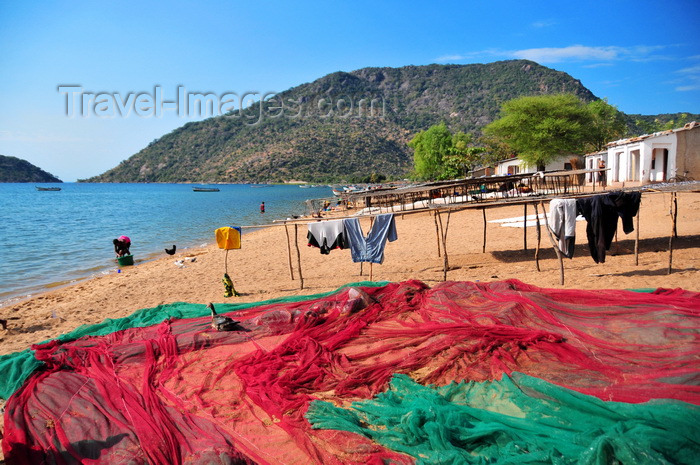 malawi91: Cape Maclear / Chembe, Malawi: Lake Malawi / Lake Nyasa - colourful fishing nets on the beach and the cape - Nankumba Peninsula - photo by M.Torres - (c) Travel-Images.com - Stock Photography agency - Image Bank