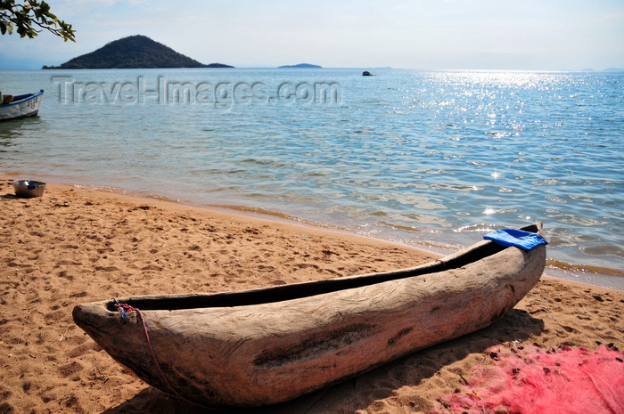 malawi92: Cape Maclear / Chembe, Malawi: hand carved pirogue on the beach, Thumbi West Island and Mumbo Island on Lake Malawi National Park - photo by M.Torres - (c) Travel-Images.com - Stock Photography agency - Image Bank