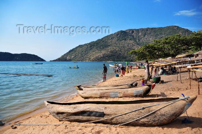 malawi95: Cape Maclear / Chembe, Malawi: hand carved pirogues an tables of drying Usipa fish / lake sardines on the beach and the cape - David Livingstone named the cape after the astronomer Thomas Maclear - Domwe Island on the left - photo by M.Torres - (c) Travel-Images.com - Stock Photography agency - Image Bank