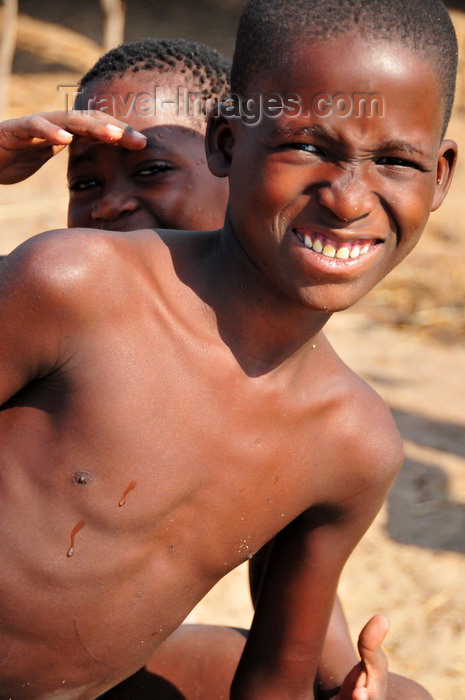 malawi97: Cape Maclear / Chembe, Malawi: Yao boys on the beach - young fishermen - Nankumba Peninsula - photo by M.Torres - (c) Travel-Images.com - Stock Photography agency - Image Bank